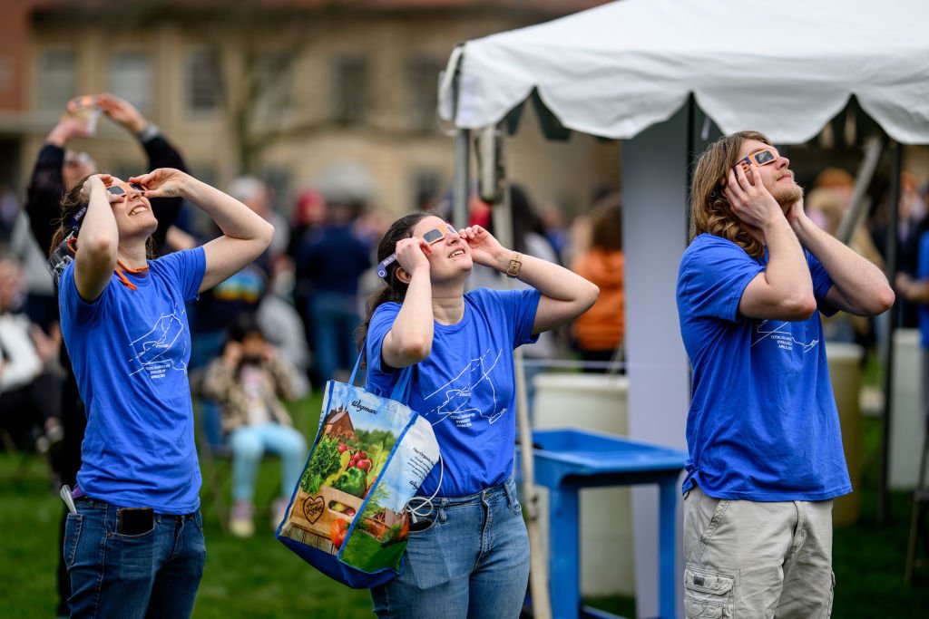 English News: Why Your Head and Eyes Hurt After Viewing the Eclipse